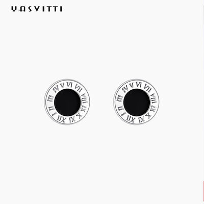 El negro redondo de acero inoxidable esmaltó a Roman Numbers Stud Earrings