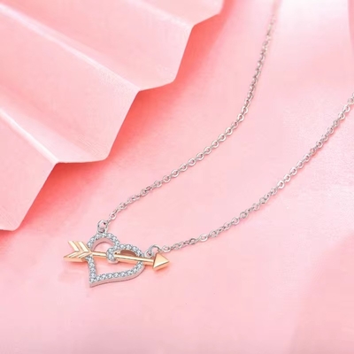 YASVITTI OEM ODM de alta calidad 925 de plata esterlina Collar de Cupido Rosa Oro Revestido de corazón flechas Collar para el regalo de amante