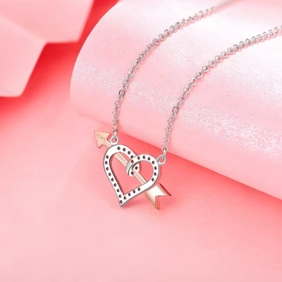 YASVITTI OEM ODM de alta calidad 925 de plata esterlina Collar de Cupido Rosa Oro Revestido de corazón flechas Collar para el regalo de amante