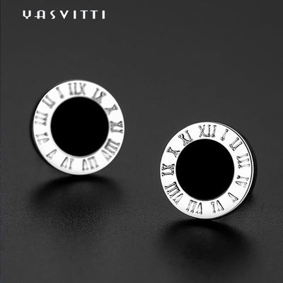 El negro redondo de acero inoxidable esmaltó a Roman Numbers Stud Earrings