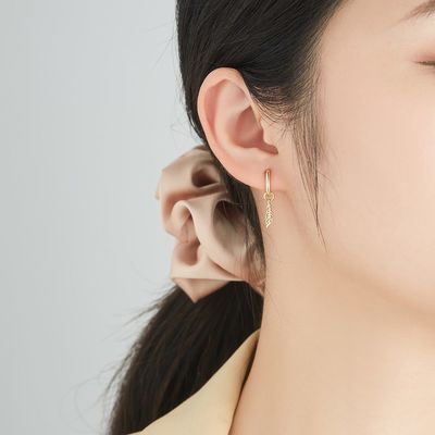 el platino de los sistemas de los 0.67in 2.2g Sterling Silver Jewelry plateó los pendientes de plata de la aguja de la CZ
