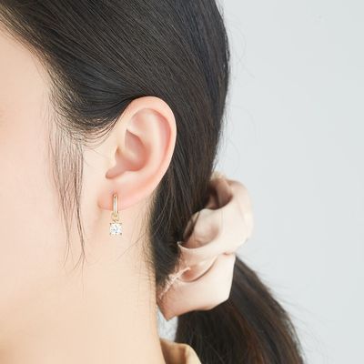 el platino de los sistemas de los 0.67in 2.2g Sterling Silver Jewelry plateó los pendientes de plata de la aguja de la CZ