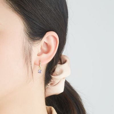 el platino de los sistemas de los 0.67in 2.2g Sterling Silver Jewelry plateó los pendientes de plata de la aguja de la CZ
